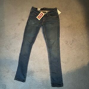 NWT Levi’s Women’s skinny jeans. Size 1 Short.